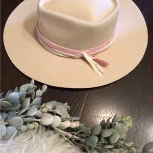 NEW! Rare Wyeth cream and pink rancher